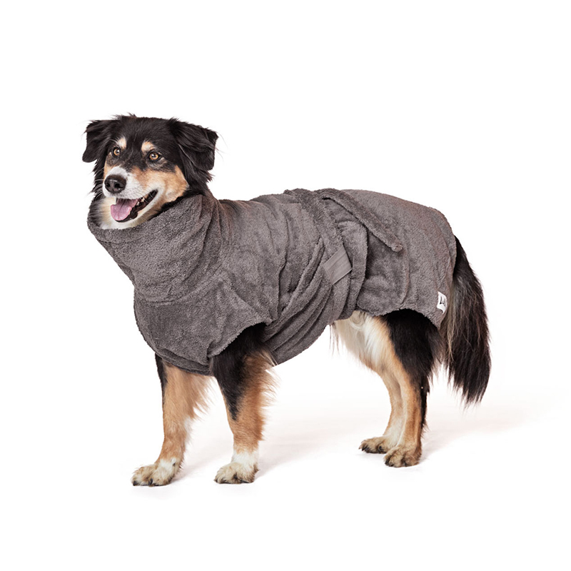 Elbhunde Lills Bademantel aus Bio-Baumwolle Stone Grey Hund stehend