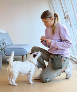 elbhunde-palopa-leckerlibeutel-greta-dark-olive-hund