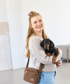 elbhunde-palopa-umhaengetasche-noka-teddy-fleece-brown-hund