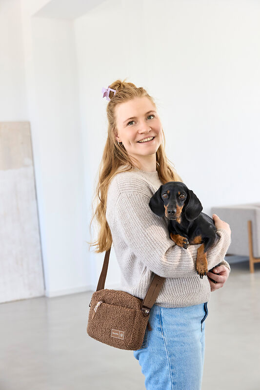 elbhunde-palopa-umhaengetasche-noka-teddy-fleece-brown-hund