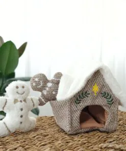 elbhunde lambwolf beschaeftigungsspielzeug fuer weihnachten mit quietschie lebkuchenhaus detail