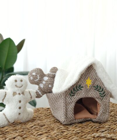 elbhunde lambwolf beschaeftigungsspielzeug fuer weihnachten mit quietschie lebkuchenhaus detail