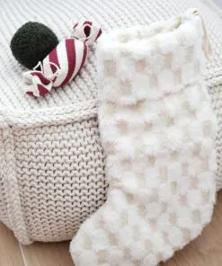 elbhunde lambwolf beschaeftigungsspielzeug fuer weihnachten mit quietschie nikolausstiefel detail