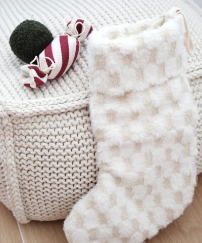 elbhunde lambwolf beschaeftigungsspielzeug fuer weihnachten mit quietschie nikolausstiefel detail